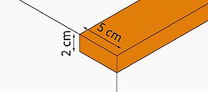 Beispielhafte Stufenkantenmarkieungen auf der Trittstufe, 4 bis 5 cm tief und auf der Setzstufe 1 bis 2 cm hoch, jeweils beginnend an der Stufenvorderkante