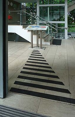Eingangsbereich mit Leitsystem zum taktilen Übersichtsplan, Fortbildungsakademie der Finanzverwaltung NRW Bonn