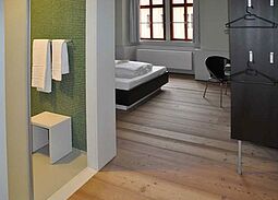 Rollstuhlgerechtes Zimmer mit kontrastierender Gestaltung der Sanitärzelle und barrierefreier Möblierung, Schloss Ettersburg