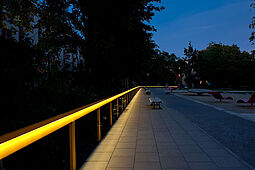 Der Nauener Platz in Berlin ist umgeben von einem Handlauf mit integriertem Licht-Leitstreifen.