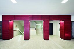 Ausbildung der Eingangssituation durch die akzentuierte farbige Gestaltung des Eingangs zur Erschließungszone. Als Blindenleitsystem reicht lediglich eine taktile Leitlinie, Maximilianeum München.