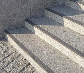 Markierung von Stufenvorderkanten durch Intarsien am Washingtonplatz Berlin