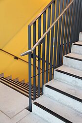 Treppen mit visuell kontrastierenden Markierungen der Stufen im Hörsaalzentrum PPS, RWTH Aachen