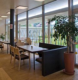 Bodenleitsystem, Möblierung und Fenstermarkierungen in der Cafeteria des Blinden- und Sehbehindertenzentrums Innsbruck
