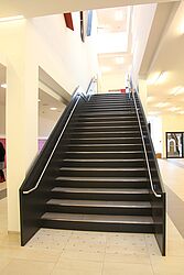 Treppen mit visuell kontrastierenden Markierungen der Stufen in Hörsaalzentrum PPS, RWTH Aachen, schwarze Stufen setzen sich vom Bodenbelag ab