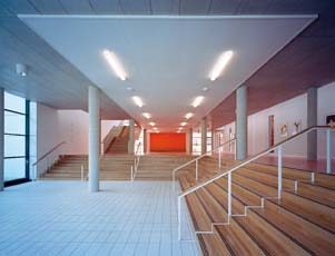 Mittlerer Handlauf mit Bodenaufkantung und Stufenmarkierungen sowie Gestaltung durch verschiedene Bodenbeläge – 101. Mittelschule Dresden